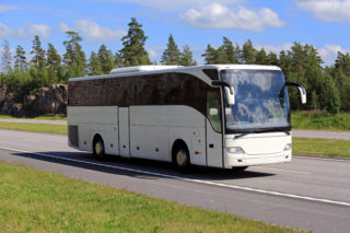 Na Mladoboleslavsku havaroval autobus, vezl 41 dětí. Několik zraněných!