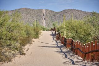 Američan a Mexičanka se symbolicky vzali na americko-mexické hranici