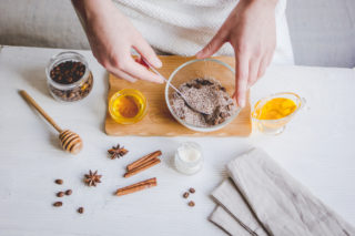 Domácí kosmetika za pár korun: 5 babských rad, které jsou levné a&nbsp;bez chemie