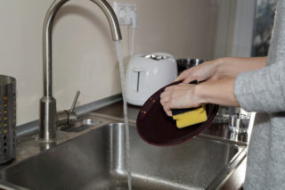 Kolik stojí domácí práce? Muž musí zaplatit exmanželce za vaření a&nbsp;uklízení, rozhodl soud