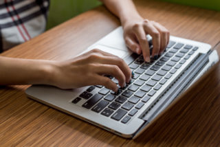 Policisté obvinili muže (32) za hanobení menšin na&nbsp;sociální síti. Hrozí mu až 3 roky vězení