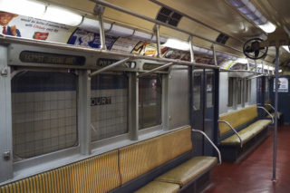 Na lince metra A&nbsp;se lze svézt historickou soupravou