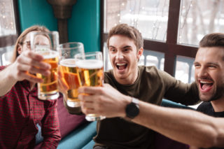 Kolik řečí umíte, tolik piv jste vypili. Po&nbsp;alkoholu vám půjdou jazyky lépe, tvrdí vědci