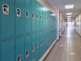 Nejméně dva studenty zabil střelec na&nbsp;americké škole, sám je mrtvý