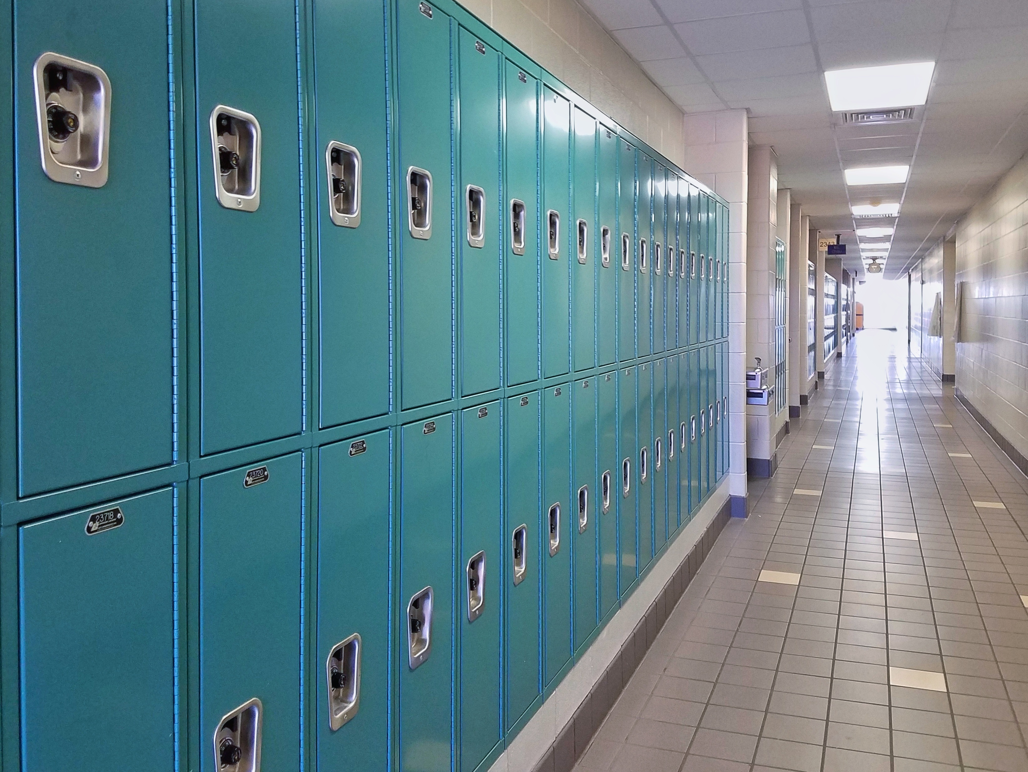 Nejméně dva studenty zabil střelec na&nbsp;americké škole, sám je mrtvý