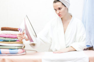 Jak vyčistit připálenou žehličku? Levné a&nbsp;rychlé TIPY