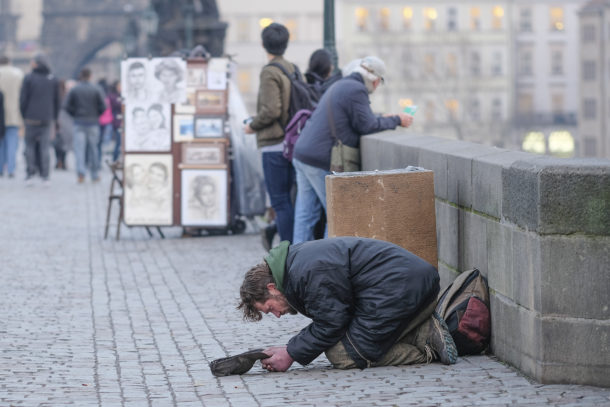 Bída v Česku. Milion Čechů žije pod hranicí chudoby. Ve kterém kraji je nejhůř?