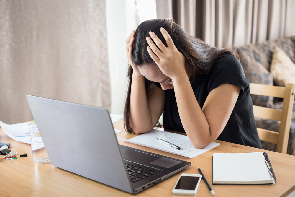 Zaměstnanci jsou vyčerpaní a&nbsp;přetížení, tvrdí psychologové. Hrozí syndrom vyhoření