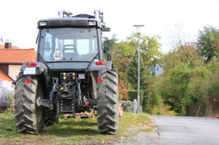 Nehoda na&nbsp;Kladensku: V&nbsp;Jedomělicích zemřel chodec, srazil ho traktor