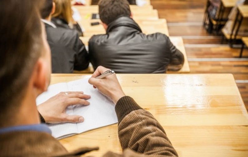 Nespokojený student zažaloval univerzitu kvůli povinné docházce. Soud mu dal za pravdu!