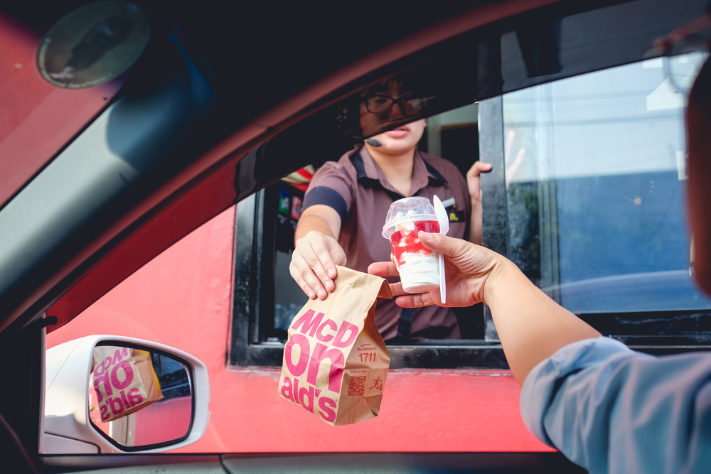 Osmiletý chlapec si dojel autem do McDonald’s. Řídit jsem se naučil na YouTube, řekl šokované policii