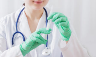 Policie stíhá sestru z&nbsp;nemocnice v&nbsp;Mladé Boleslavi. Pacientce údajně vpíchla do žíly vzduch