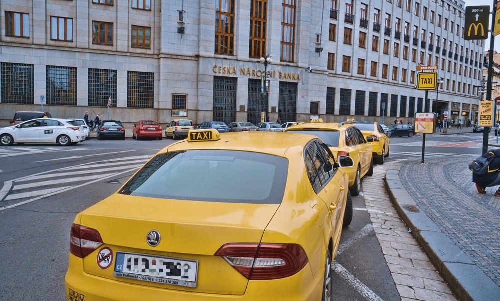 Taxikáři budou na&nbsp;protest proti Uberu blokovat cestu na&nbsp;letiště. Kudy pojedou a&nbsp;v&nbsp;kolik?