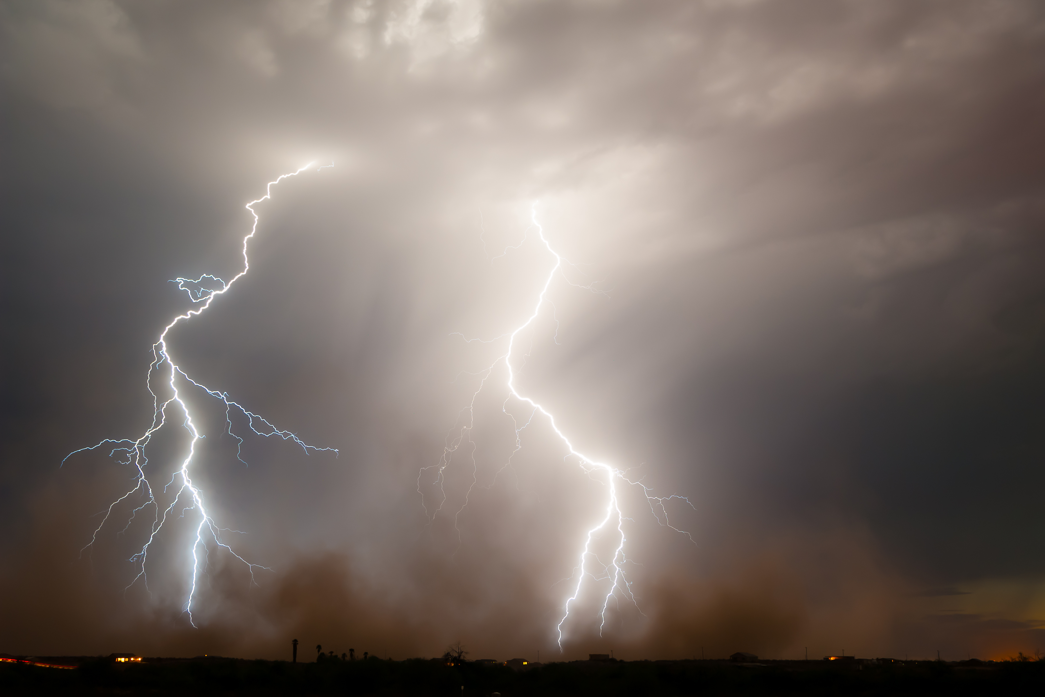 VÝSTRAHA meteorologů: Česko zasáhnou bouřky, místy hrozí kroupy a&nbsp;přívalový déšť