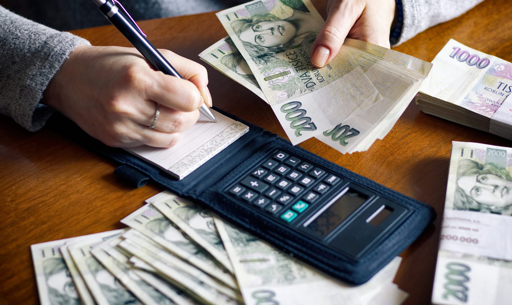 Průměrná mzda vzrostla loni na&nbsp;38.525 korun