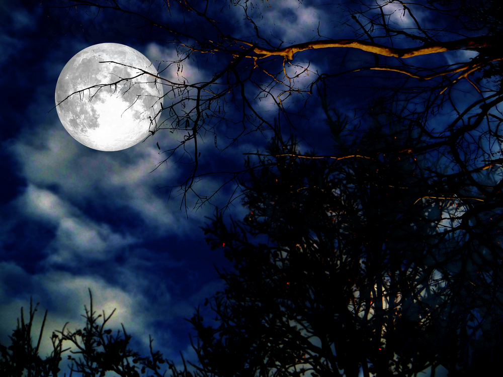 Pod vlivem měsíce: Proč za úplňku špatně usínáme, málo spíme a&nbsp;máme divoké sny?