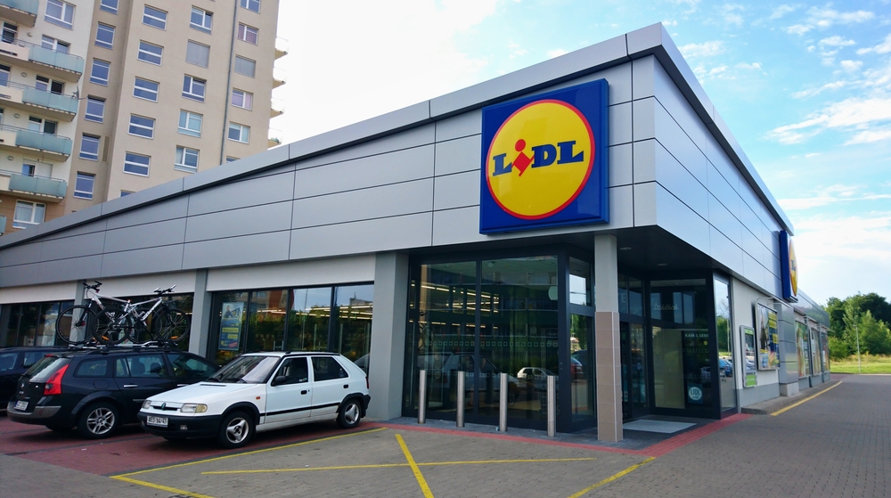 Lidl láká pokladní, zvyšuje nástupní mzdu na&nbsp;28 tisíc korun. Přidají se další řetězce?