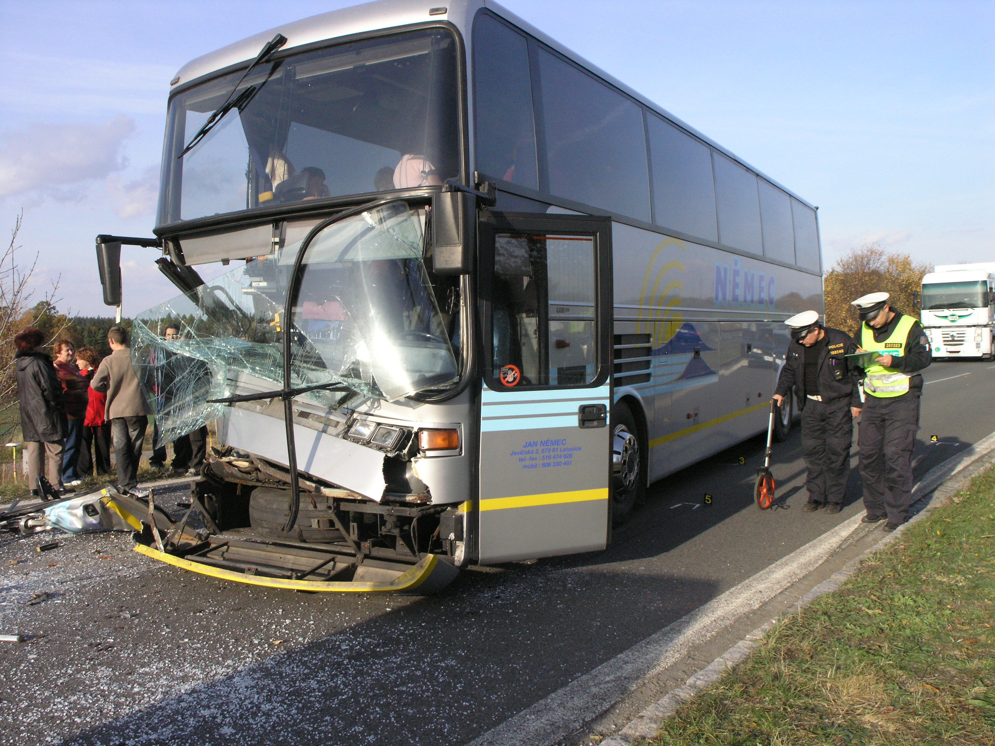 Na dálnici D8 u&nbsp;Prahy se srazil kamion s&nbsp;autobusem, pět zraněných