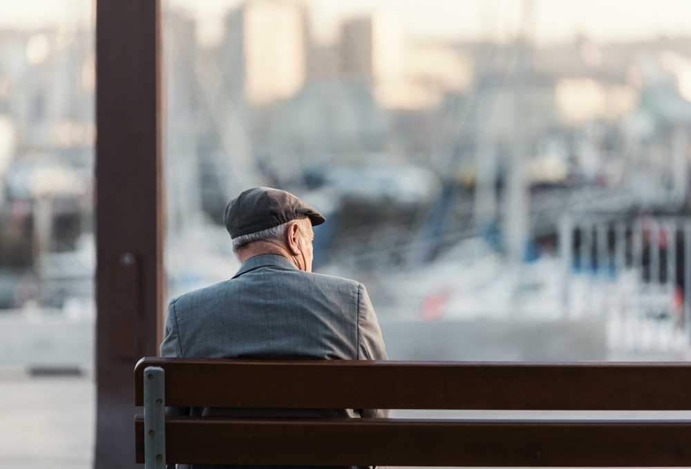 Senior (86) dostal pokutu za odpočinek na lavičce, radnice čelí kritice