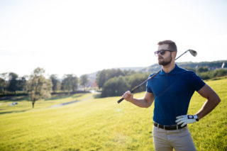 Deset let dobře investoval, teď hraje golf