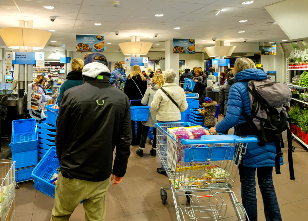Muž ošidil samoobslužnou pokladnu v&nbsp;supermarketu. Dostal rekordní pokutu!