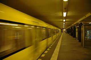 Důchodce se střelnou zbraní se v&nbsp;berlínském metru domáhal sedadla