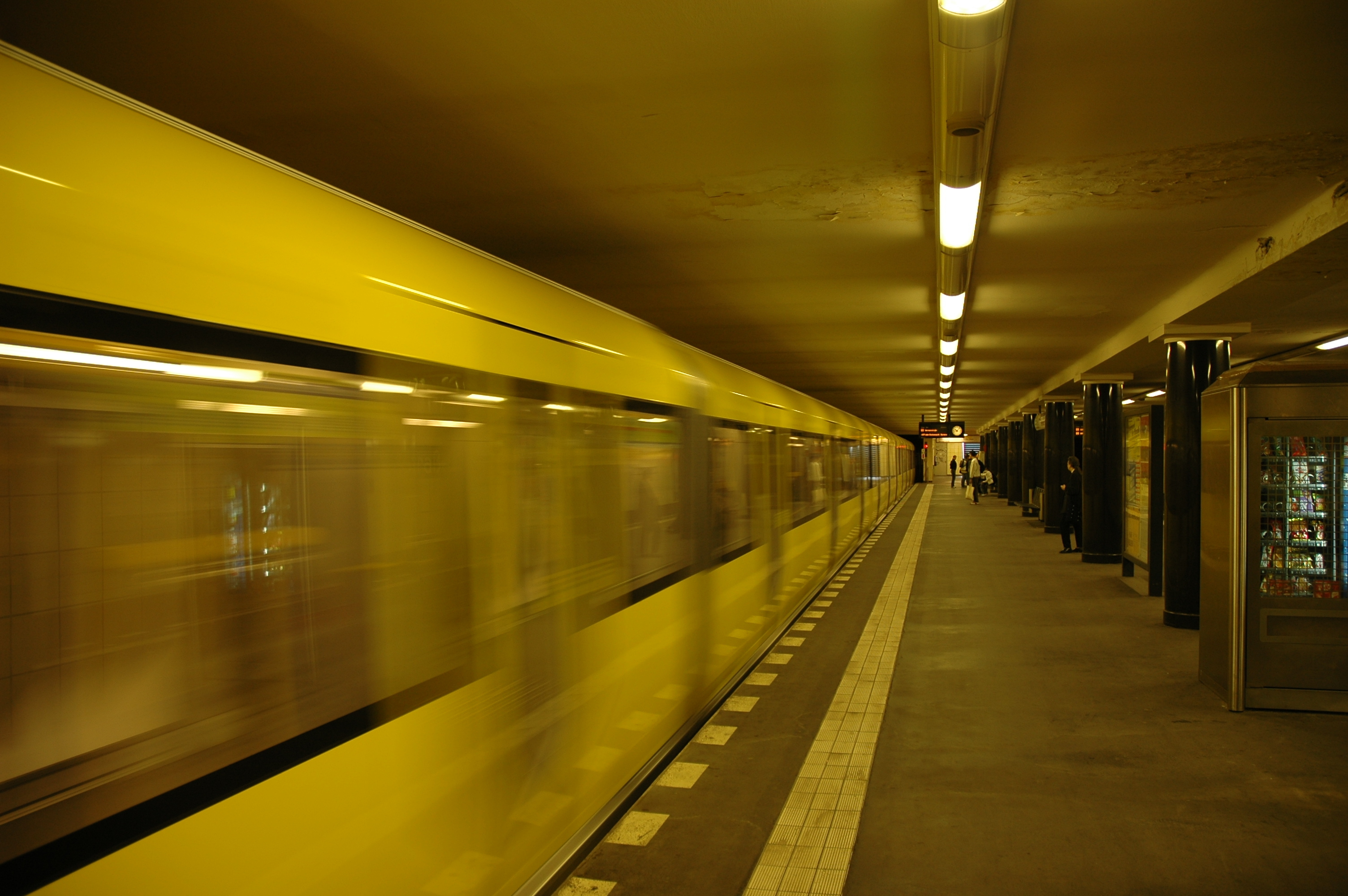 Důchodce se střelnou zbraní se v berlínském metru domáhal sedadla