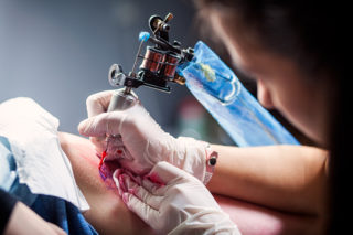 Blíží se svátek svatého Valentýna, poptávka po&nbsp;tetování z&nbsp;lásky roste