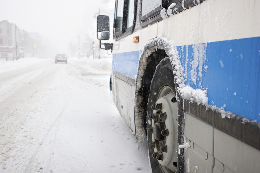 U Prahy sjel do příkopu autobus. Jedna žena zemřela, sedm lidí je zraněno