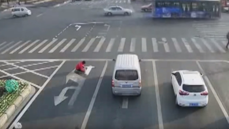 A je to! Muže nebavily kolony na cestě do práce, přemaloval jízdní pruhy. VIDEO