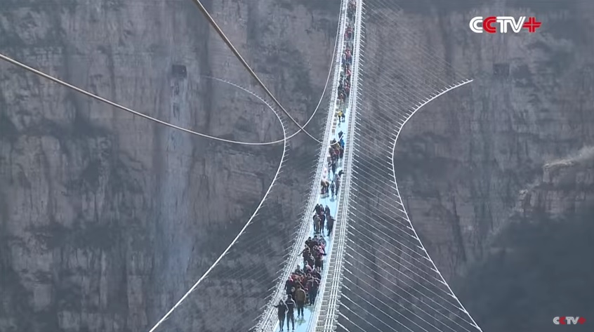 Jen pro&nbsp;odvážné! V&nbsp;Číně postavili skleněnou lávku 218 metrů nad propastí. VIDEO