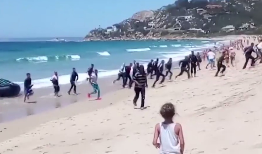 Na pláži se objevil člun s&nbsp;uprchlíky. Vyskákali z&nbsp;něj přímo mezi překvapené rekreanty. VIDEO