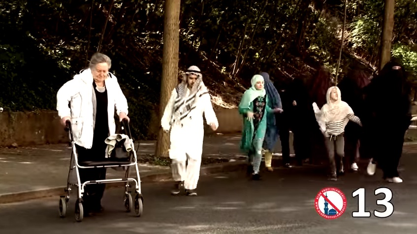 Podkopnou nohy důchodkyni a běží pryč. Kvůli spotu s “muslimy” podala ČT trestní oznámení