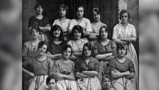 Historická fotka z&nbsp;roku 1900 koluje internetem! Z&nbsp;jejího detailu se budete budit ze spaní