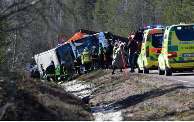 Ve Švédsku se převrátil autobus se studenty! Nejméně 3 lidé zemřeli