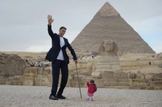 Tohle VIDEO musíte vidět! Nejvyšší muž s&nbsp;nejmenší ženou světa se setkali u&nbsp;pyramid