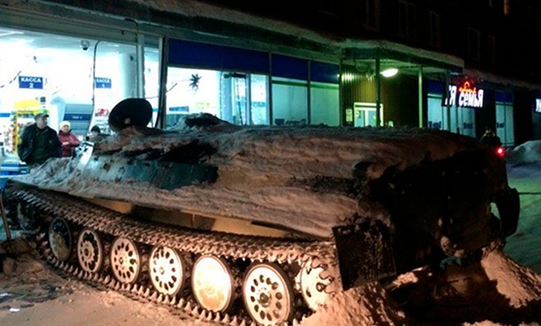 Poslouchej žízeň! Muž ukradl obrněný transportér, aby si dojel pro láhev vína
