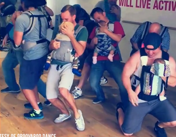 Novopečení tatínci tancují se svými miminky! Umí si to pořádně užít. VIDEO