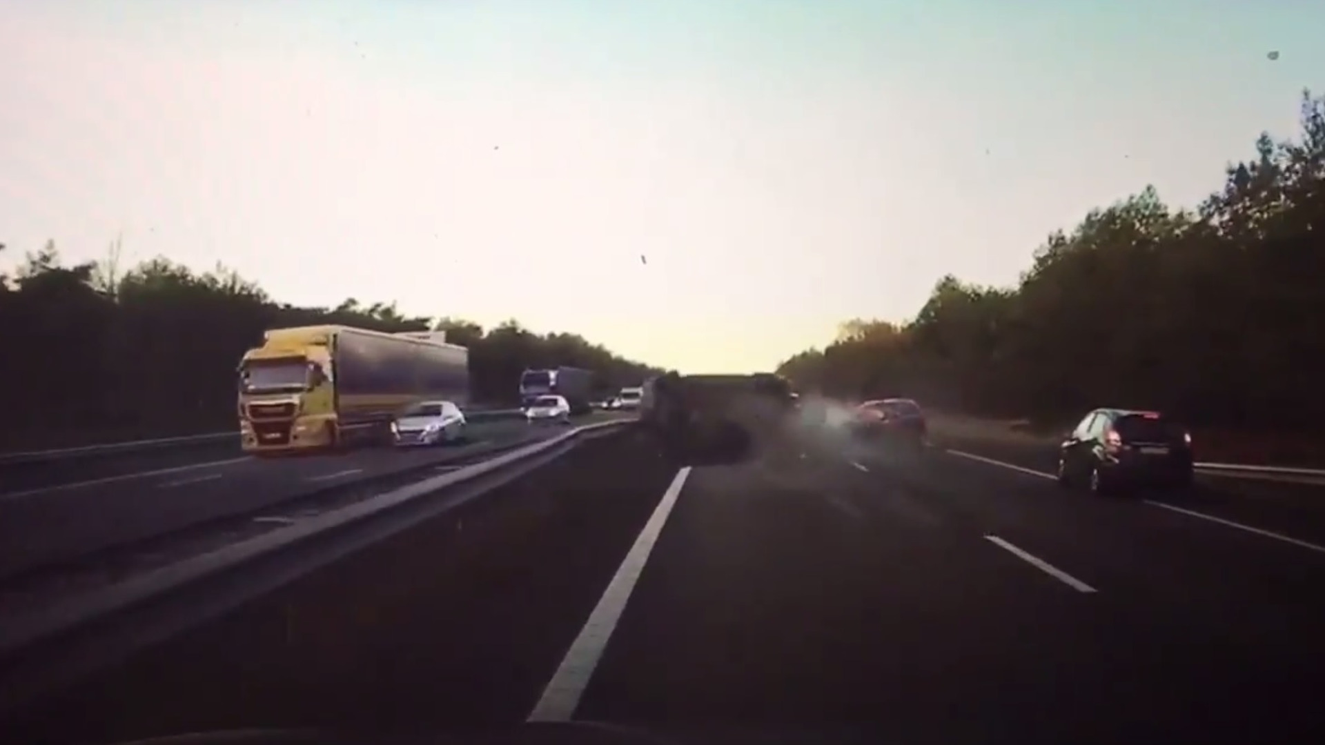 VIDEO: Autopilot předpověděl bouračku dřív než se stala. Řidiči zachránil život