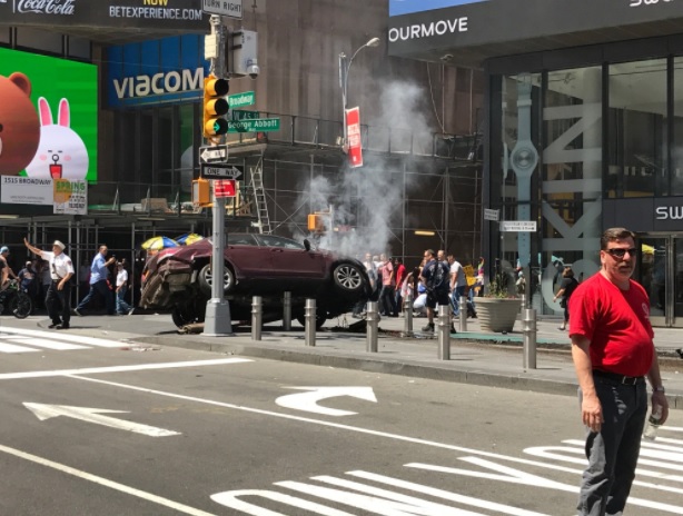 Automobil najel do chodců na newyorském Times Square. Nejméně jeden mrtvý!