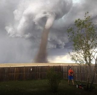 FOTO DNE: Děsivé tornádo za zády? Trávník má přednost! Ledově klidný muž je hitem internetu