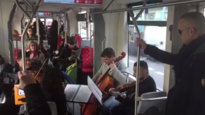 Překvapení v tramvaji: Na tuhle cestu do práce lidé jen tak nezapomenou! VIDEO