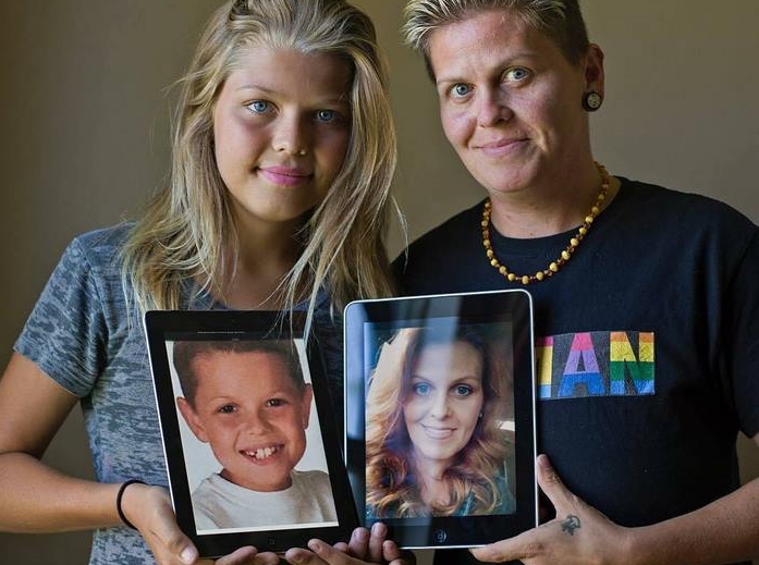 Jablko nepadá daleko od stromu. Matka podstoupila změnu pohlaví spolu se svým synem