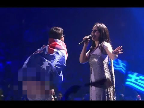 Trapas na Eurovizi! Mladík, co otravuje celebrity, vystrčil zadek při finále. VIDEO