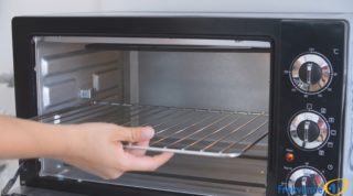 TIPY a&nbsp;TRIKY: Jednoduchý způsob, jak vyčistit troubu za pár korun a&nbsp;bez chemie