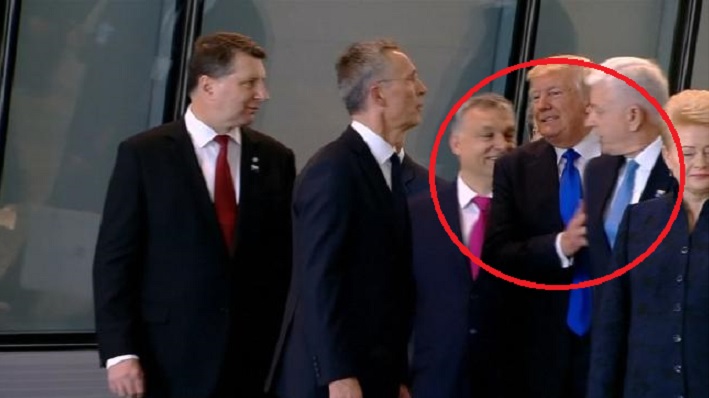 VIDEO: Trump v&nbsp;Bruselu drsně odstrčil černohorského premiéra, ten to schvaluje!