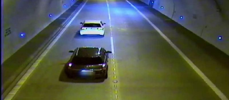 Nebezpečný manévr: Agresivní řidič vybrzdil v tunelu auto s mladou rodinou. VIDEO