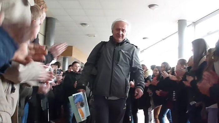 Učitel šel po&nbsp;38 letech za katedrou do důchodu. 700 školáků se postaralo o&nbsp;dojemné rozloučení. VIDEO