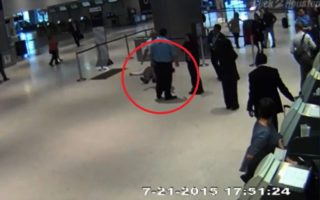 VIDEO: Zaměstnanec United Airlines napadl důchodce! Ptal se jen na&nbsp;místenku v&nbsp;letadle