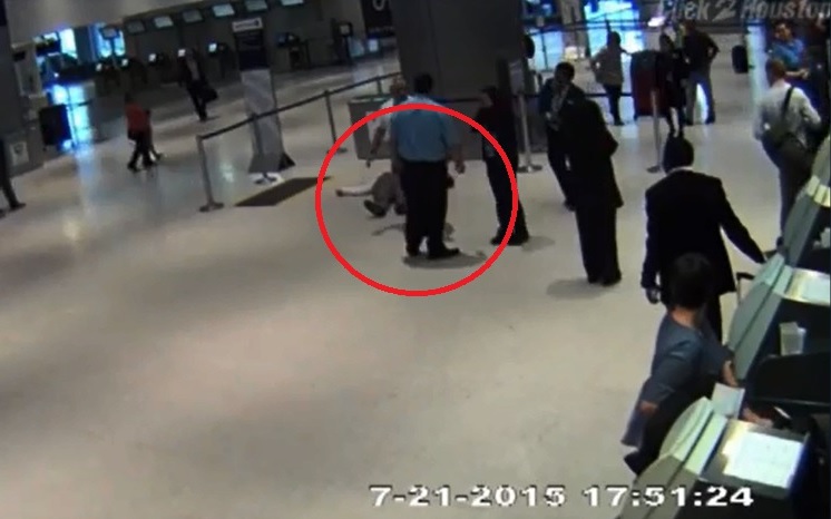 VIDEO: Zaměstnanec United Airlines napadl důchodce! Ptal se jen na&nbsp;místenku v&nbsp;letadle